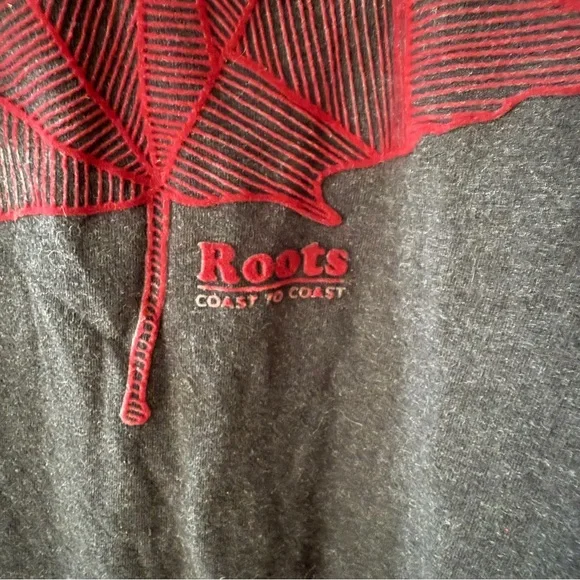 Roots | Grey Red Maple Leaf T-Shirt | Canada Graphic Tee | Size Medium - Picture 3 of 5